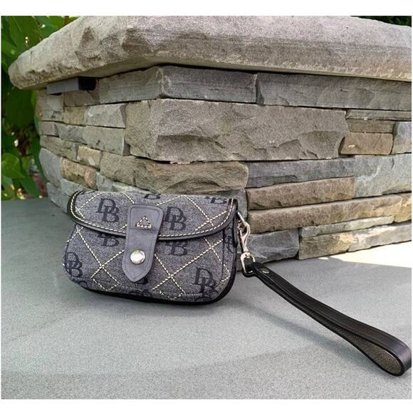 Dooney & Bourke Signature Snap Flap Wristlet NWOT Gift for Her - Picture 1 of 11
